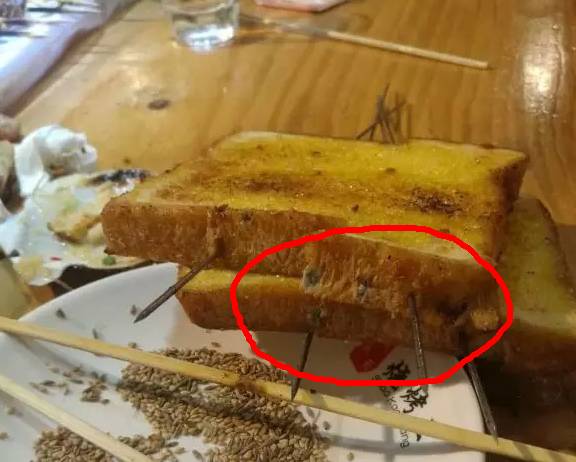 哈尔滨这家烧烤店的烤品变质长毛，经理说：吃出问题我承担！