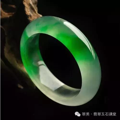 绿色翡翠和红色翡翠一起镶嵌,翡翠镶嵌垫底色和不垫底的区别