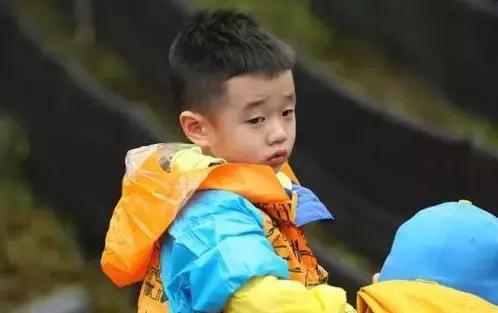 黄多多烧钱式教育,黄多多年薪多少钱