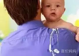 新生儿吐奶怎样拍嗝,新生儿总是吐奶应该怎么拍嗝