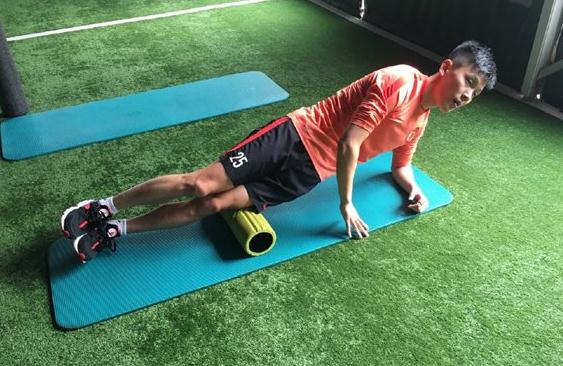 邹正断腿阿尔维斯怎么处理的,邹正断腿巴萨球员去医院探望