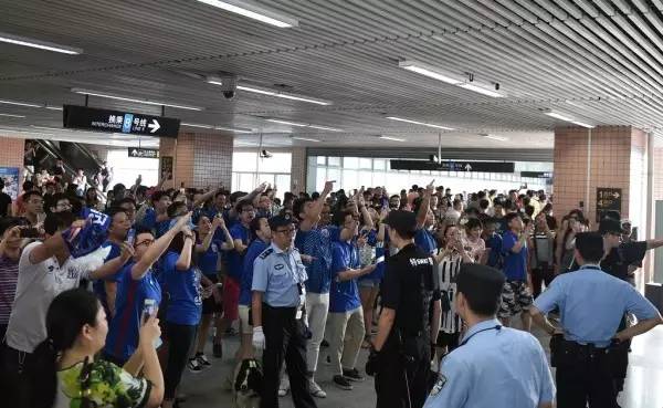 登巴巴冬窗离队,登巴巴断脚德比