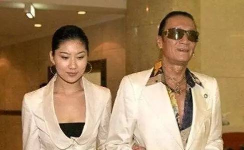 他曾风光不可一世，80岁杖朝之年抱得美人归，脾气依旧火爆