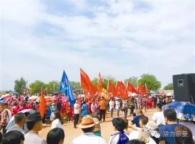 今日奈曼综合新闻《百对新人情定金沙》《抢抓好机遇探讨新思路共谋新发展》《奈曼斯布呼勒敖包文化节吸引万余人》等