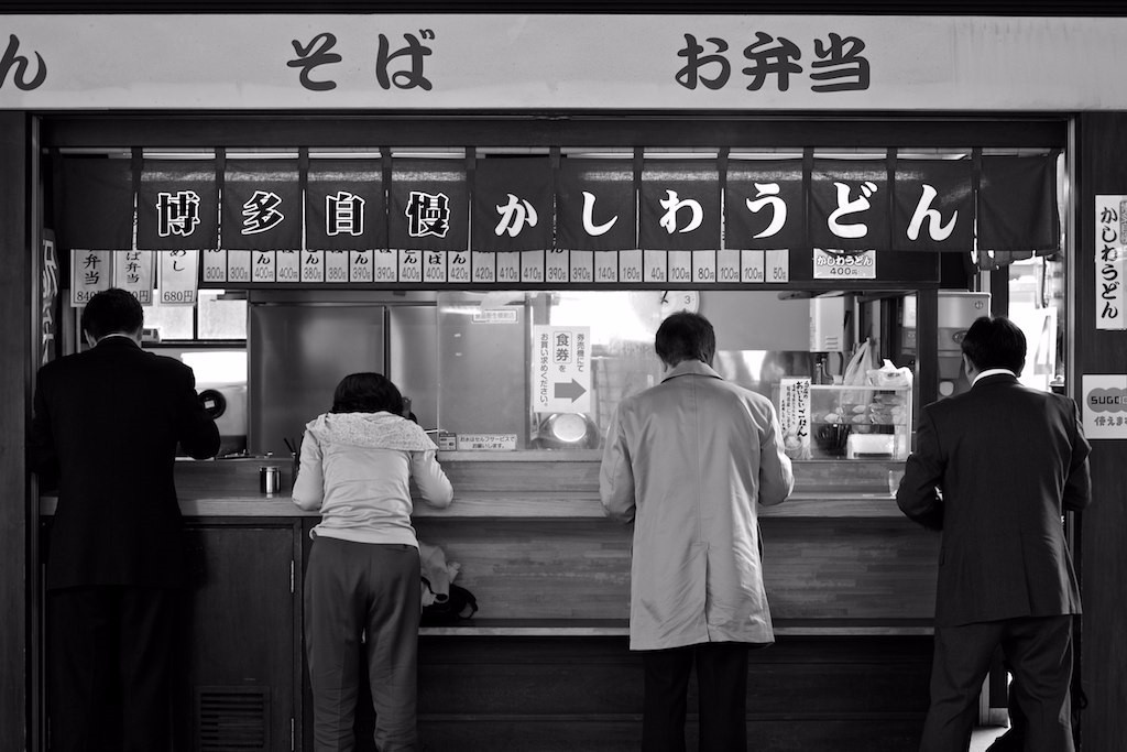 夏天来碗清凉的凉拌乌冬面,三伏天吃一碗热汤面真爽