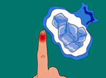 手指被注射器戳伤关节凸起怎么办,手指指根戳伤了怎么用胶带处理