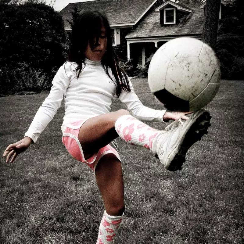 这款足球让数万非洲的贫困人民用上了免费的电。