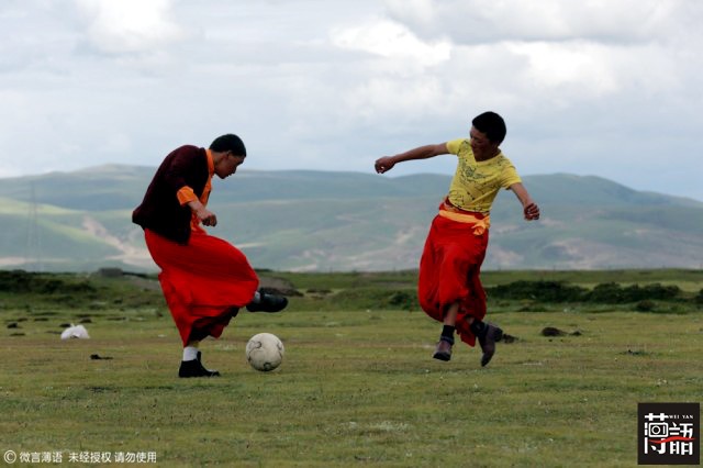 西藏雪山上的足球,足球西藏高原