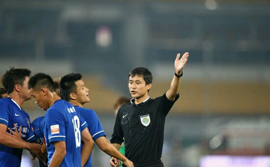 盘点上赛季中超联赛的争议判罚,中超球迷评价比赛