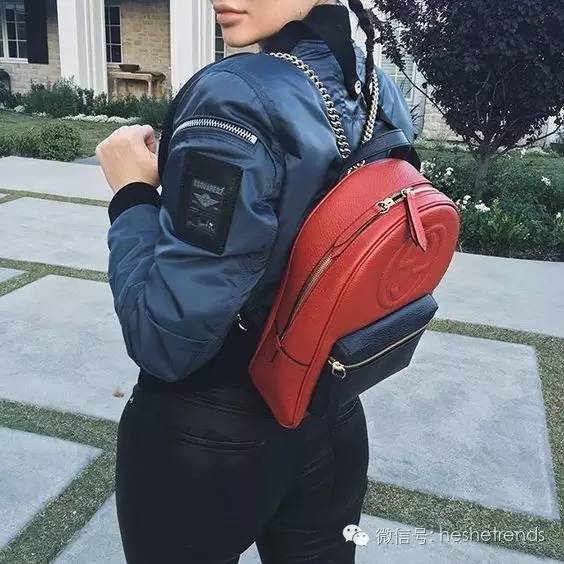 你知道就算大雨让整座城市颠倒你还可以解放双手背双肩包