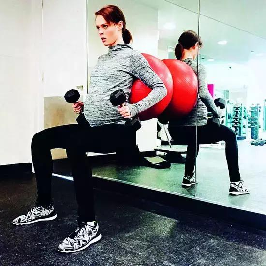 姚晨挺着大肚子锻炼身体,姚晨大秀身材