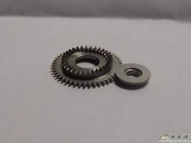 它根本就符合苛刻的日内瓦标准，古董浪琴一个没落的贵族