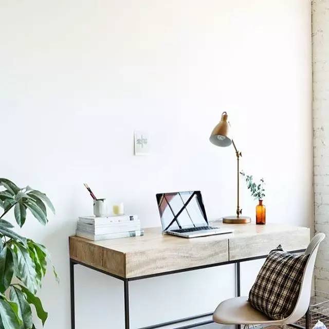 设计师办公桌VS普通人的办公桌，我方了