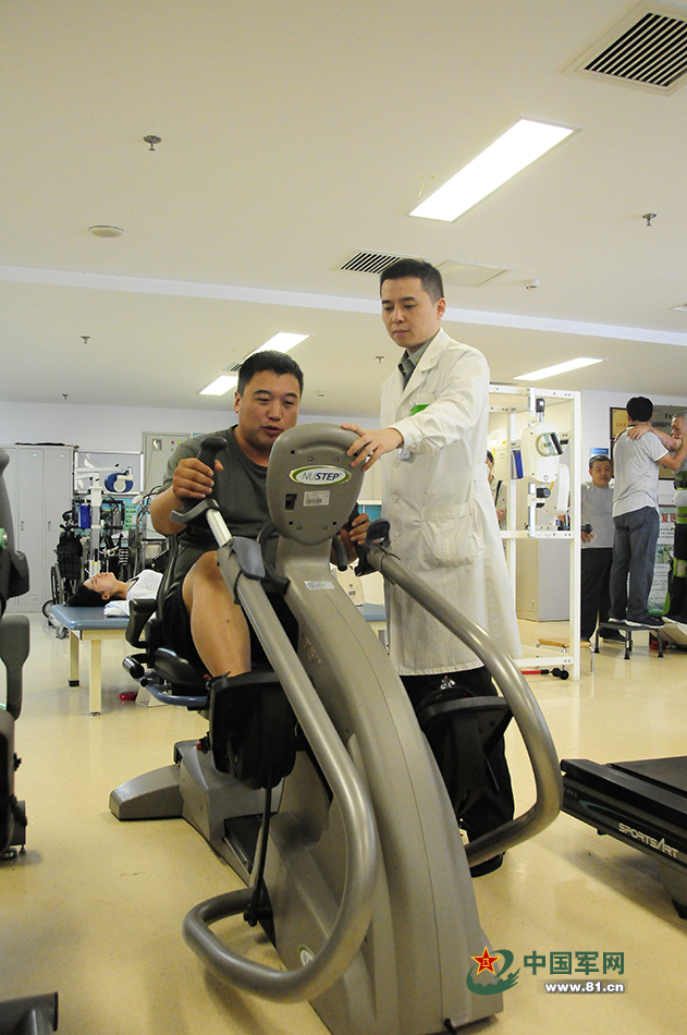 国外骨科医生手术工具,外军专家