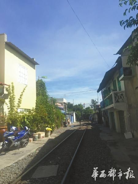 外国游客在中国不小心把手机丢了,外地游客丢手机