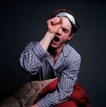 夏天晚上吃烧烤喝啤酒有危害么,深夜吃烧烤喝啤酒的危害