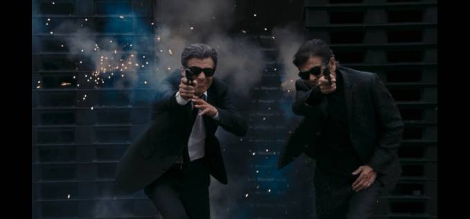 老牛吃嫩草!退休老警察凭什么获得年轻美少女疯狂垂青?