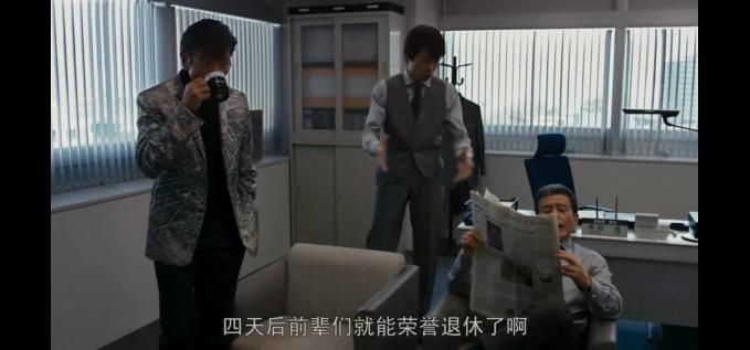 老牛吃嫩草!退休老警察凭什么获得年轻美少女疯狂垂青?