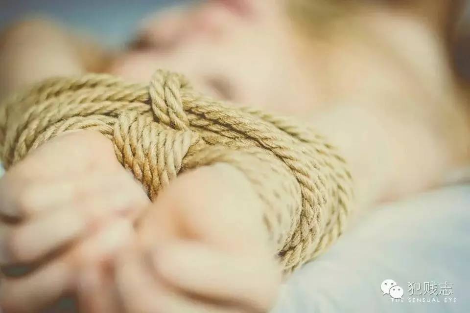 手把手教你包肉粽子,包长粽子捆线方法