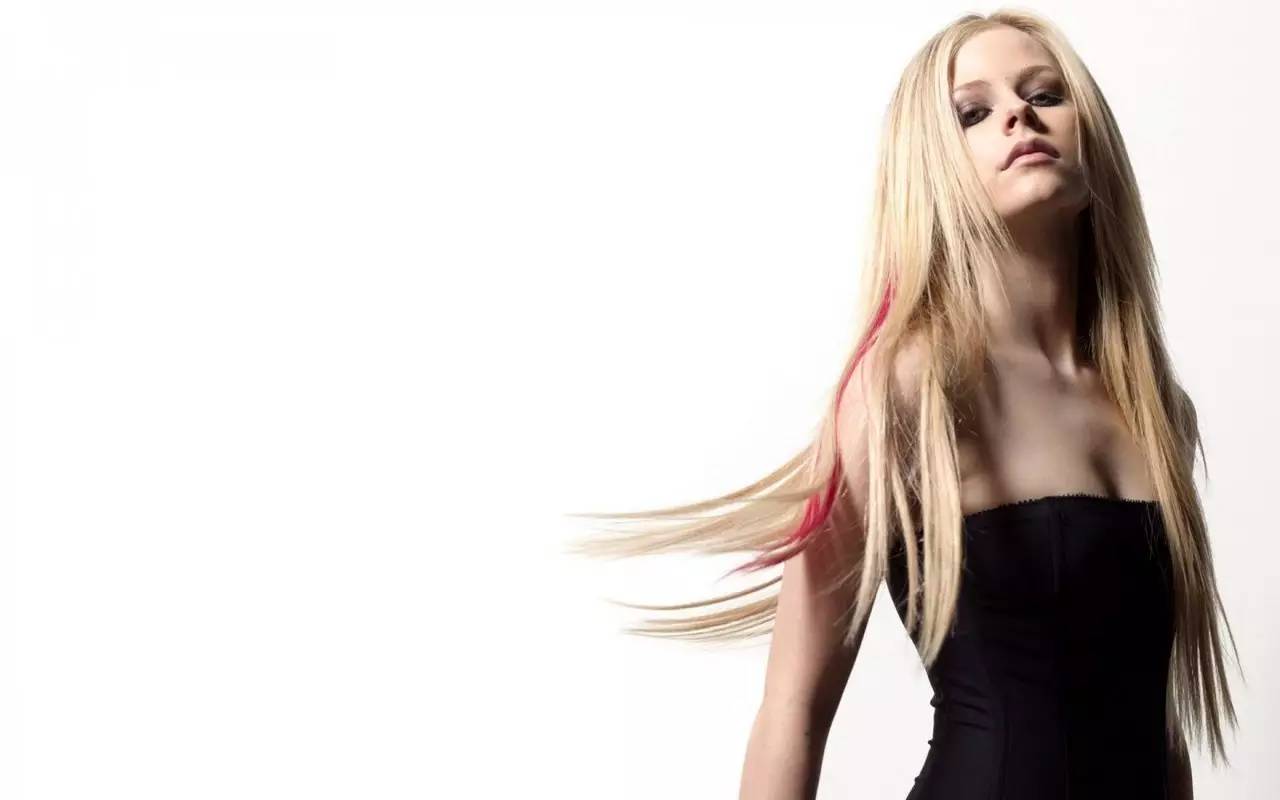 艾薇儿·拉维尼（AvrilLavigne），不仅长得漂亮，歌唱的也相当棒