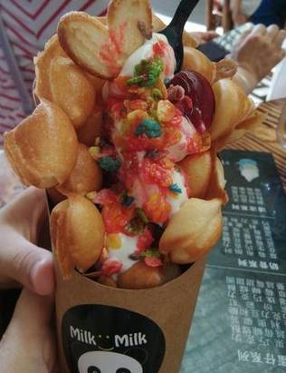 鸡蛋仔和冰淇淋的搭配,冰激凌鸡蛋仔正确吃法