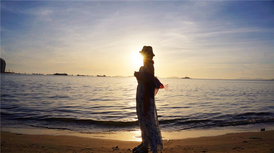 三亚旅行结婚纪念日,小两口结婚纪念日在家过二人世界