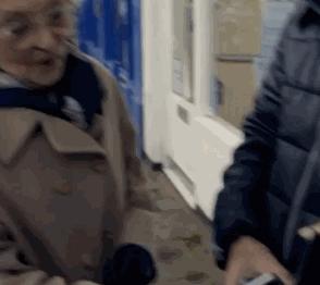 爷爷奶奶的摩登世界漫游指南:英国老人家都这么潮!