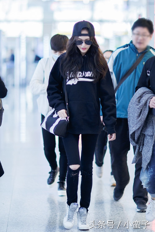 唐嫣机场卫衣搭风衣,唐嫣穿卫衣变运动系