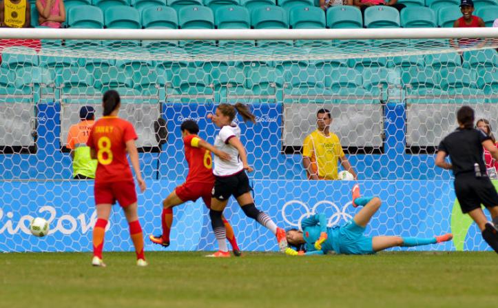 太感动！门柱阻挡了中国女足的脚步，却阻挡不了她们的风采