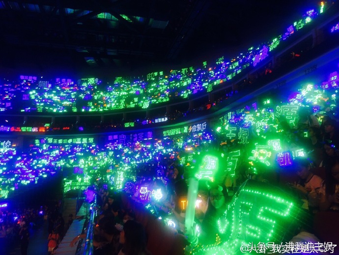 TF三周年各家粉丝花海应援？来学习下EXO粉丝如何花海变银海