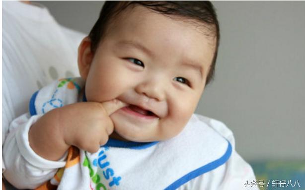 宝宝爱吃手指怎么办？五招纠正宝宝的“吮指癖”