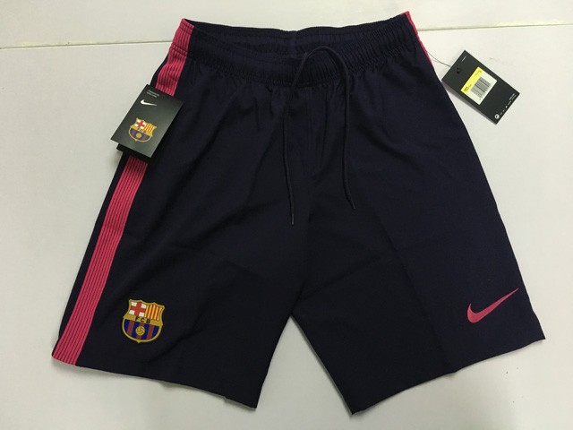 喏这就是梅西那件被摄影师撩走的短裤