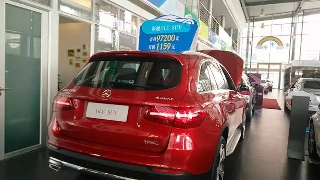 怪事丨砸全款现金竟买不了奔驰车?!