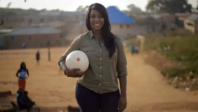 让数百万非洲贫困家庭用上了电，竟然仅靠一个大学生造的足球