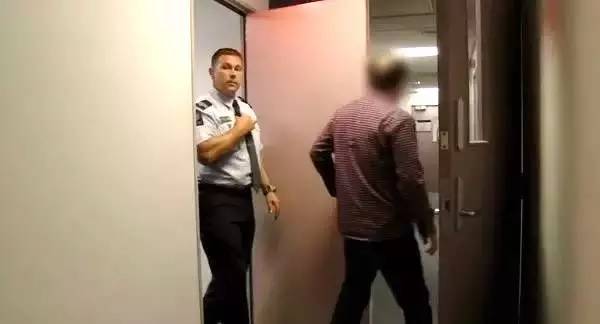 关注︱仅为含饴弄孙，为何这对中国老夫妇被新西兰禁止入境？罪魁祸首竟然指向它！