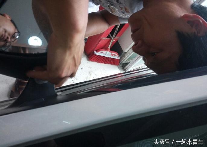 汽车后视镜漆刮了如何修复,车停路边后视镜被刮了怎么办