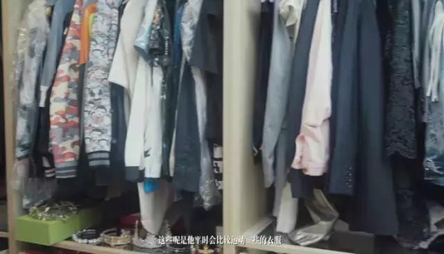 胖轩偷偷打开了他爸妈的衣柜给我看，而我只想看他肉嘟嘟的样子