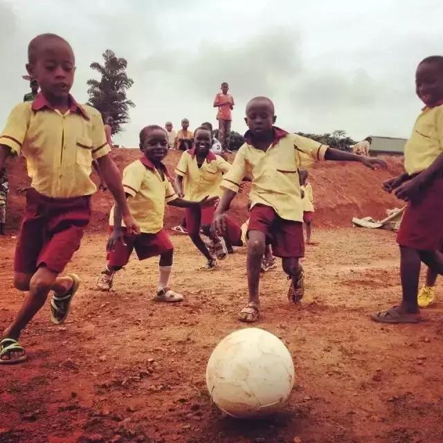 这颗足球居然惊动了奥巴马！还带给10000+孩子快乐！