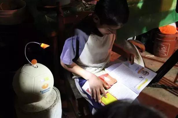 这颗足球居然惊动了奥巴马！还带给10000+孩子快乐！