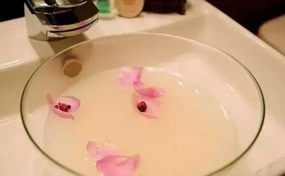 皮肤有斑暗黄怎么改善,皮肤干黄长斑如何护肤