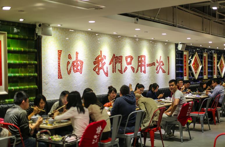 揣着做潮牌的心来卖酸菜鱼，会把店铺开成什么模样？