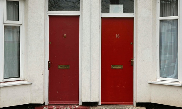 房门被刷红色还不许改？——难民在英国遭受“强迫标识”引发众怒