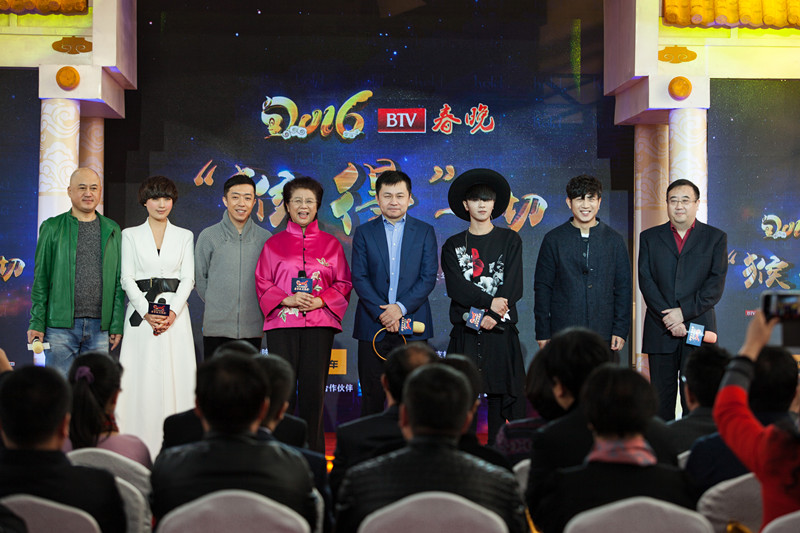 80年代央视春晚主持服装,24年春晚主持人服装