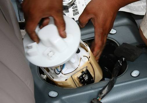 汽车油箱一格油都没了,油表显示满格但油箱没油