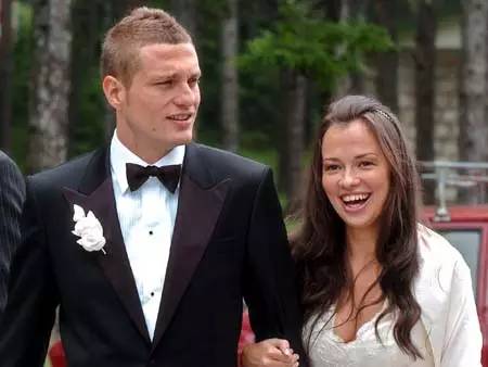 那个教我们做男人的硬汉，退役了