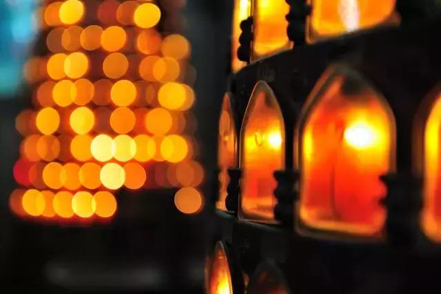 寺院夜里烧香拜佛祈福视频,去藏传寺院烧香拜佛的讲究