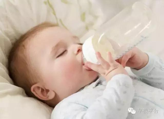 宝宝没吃饱奶是怎样的表现,新生儿宝宝吃饱以后什么表现