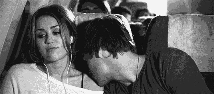 男孩被女友留吻痕丧命,男子和女友接吻差点死亡