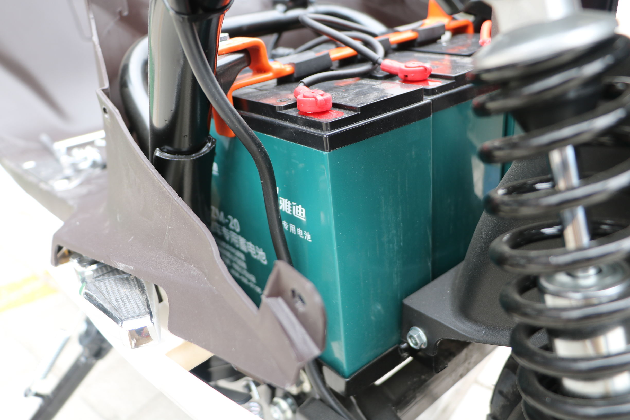 雅迪和小牛哪个更智能,雅迪比小牛更稳定