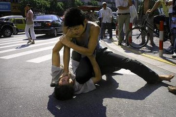 拜金女甩未婚夫傍上富二代，其未婚夫暴打富二代